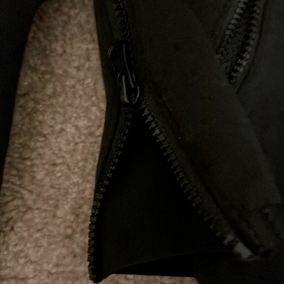 Adidas crop hoodie, two zips pockets in front and zips on the side one of a kind - Picture 4 of 6